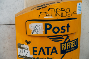 Gelber Postkasten griechisch